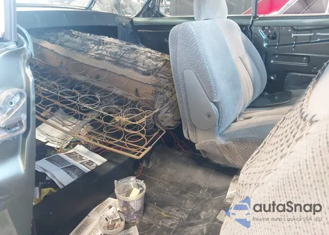 1952 Buick Riviera z USA, uszkodzony, nr VIN 16442915